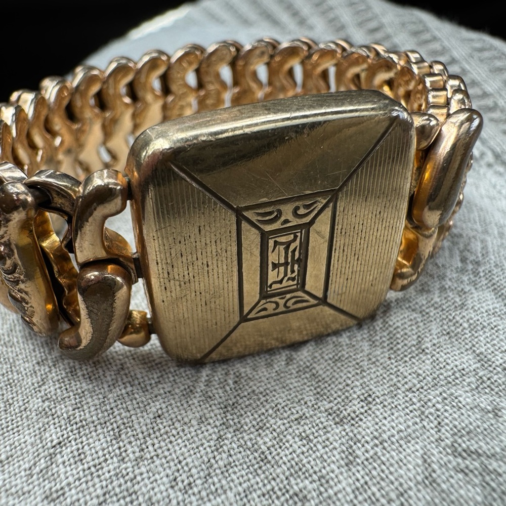 Love Shack Fancy🩷 vintage sourced American Queen sweetheart bracelet 🩷